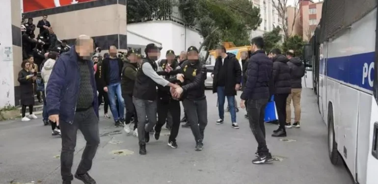 Küçükçekmece’de silahlı saldırı: Gözaltına alınan 13 kişi tutuklamaya sevk edildi.