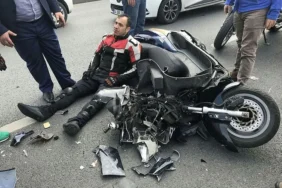 0x0-unkapani-koprusunde-zincirleme-kaza-yaralanan-motosiklet-surucusu-yolda-yardim-bekledi-1555577896833