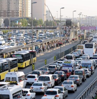 İSTANBUL TRAFİĞİ EN YOĞUN İKİNCİ ŞEHİR OLDU