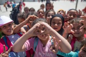 suriyeli-cocuklar-dogduklari-ulkede-okullu-oldular