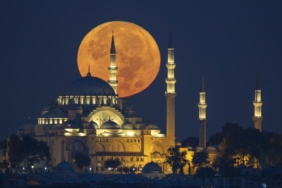 istanbulda-dolunay-suleymaniye-camisi-ile-guzel-goruntu-olusturdu-1912644