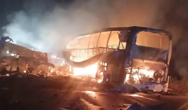 meksika-tabasco-otobus-kamyon-trafik-kazasi-09022025-bmp4-ymak3tl8