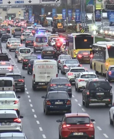 okullar-acildi-yogunluk-baskadi-istanbulda-trafik-kilit-tfv3